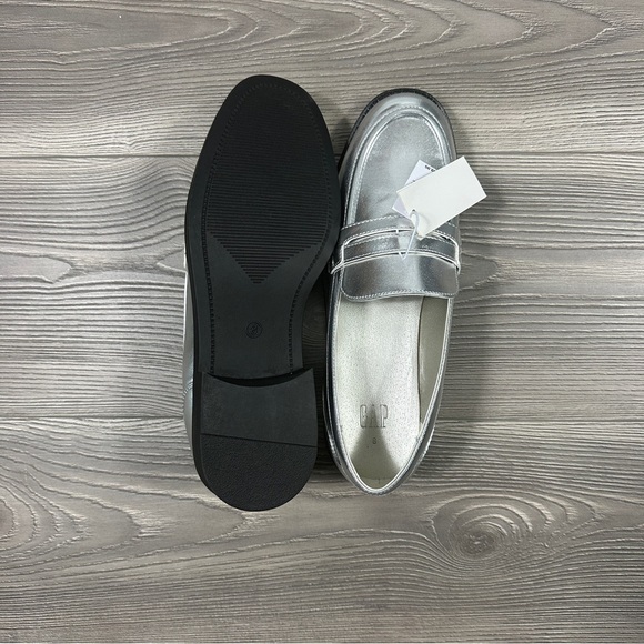 NWT Gap Metallic Silver Loafers - WOMENS SIZE 8 - Picture 3 of 4